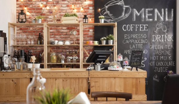 Cafe dengan nuansa Rustic, menggunakan kayu dan dekorasi vintage